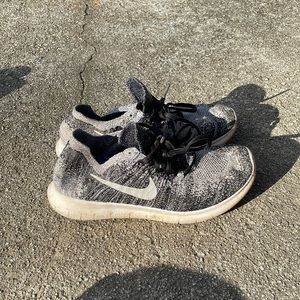 nike running shoes (size 7) good condition